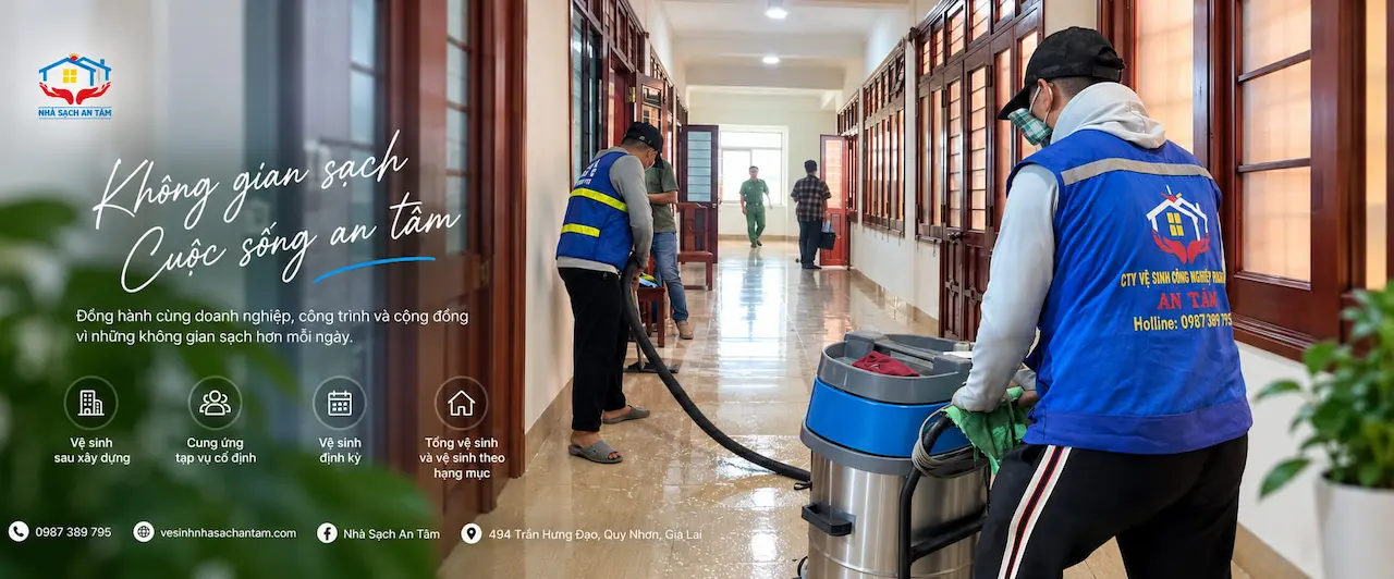 Nhân viên Nhà Sạch An Tâm vệ sinh hành lang bằng máy hút bụi công nghiệp