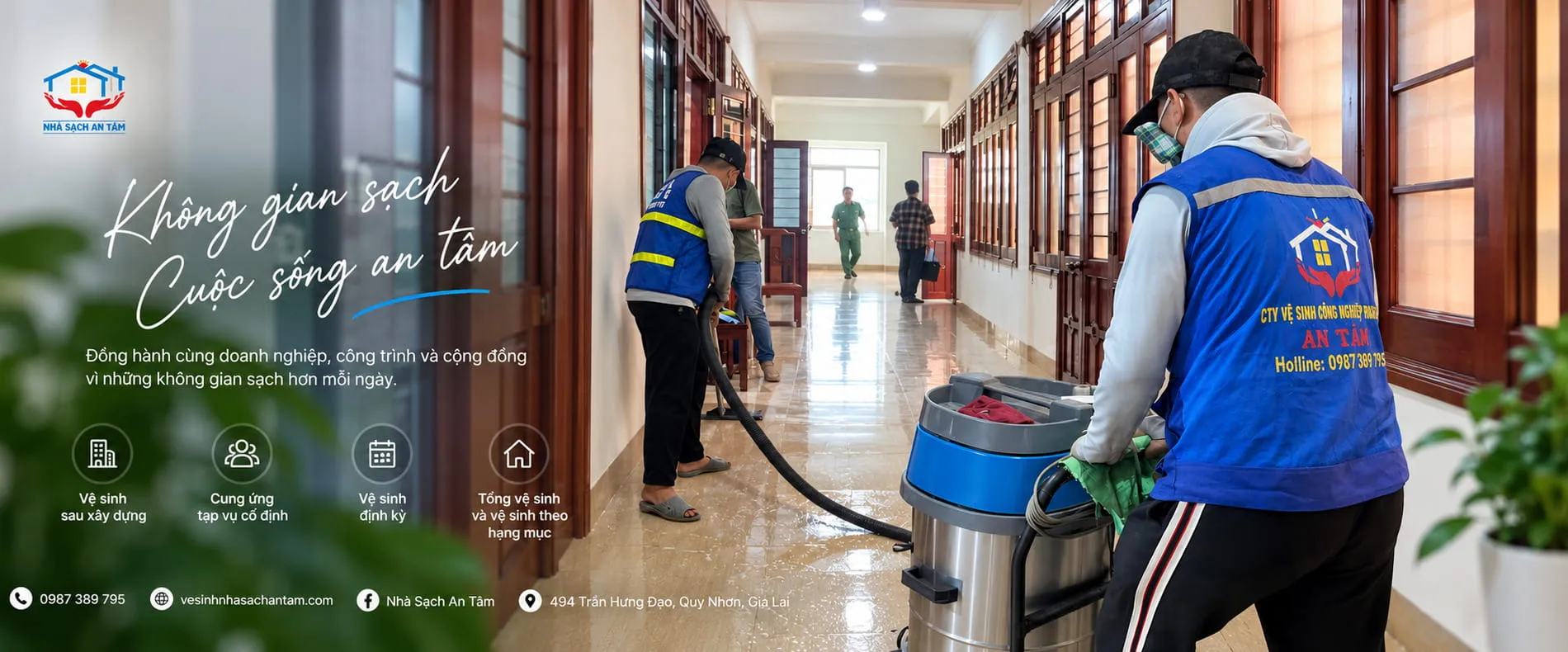 Nhân viên Nhà Sạch An Tâm vệ sinh hành lang bằng máy hút bụi công nghiệp