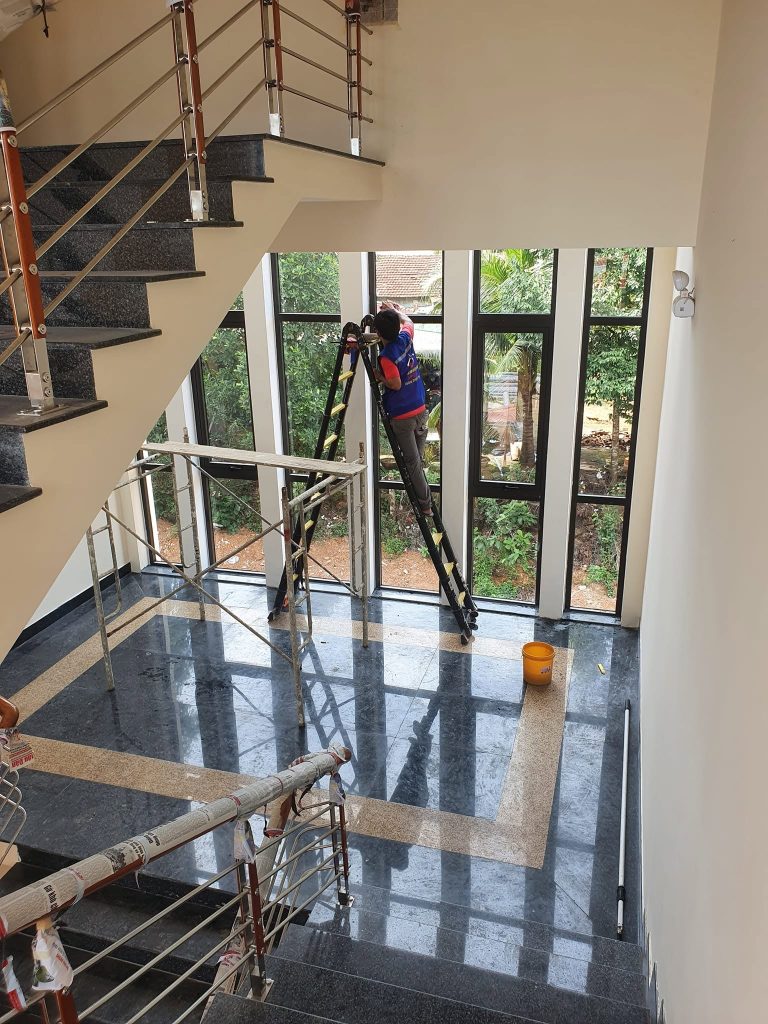 VÌ SAO KÍNH DỄ BỊ TRẦY KHI VỆ SINH SAU XÂY DỰNG?